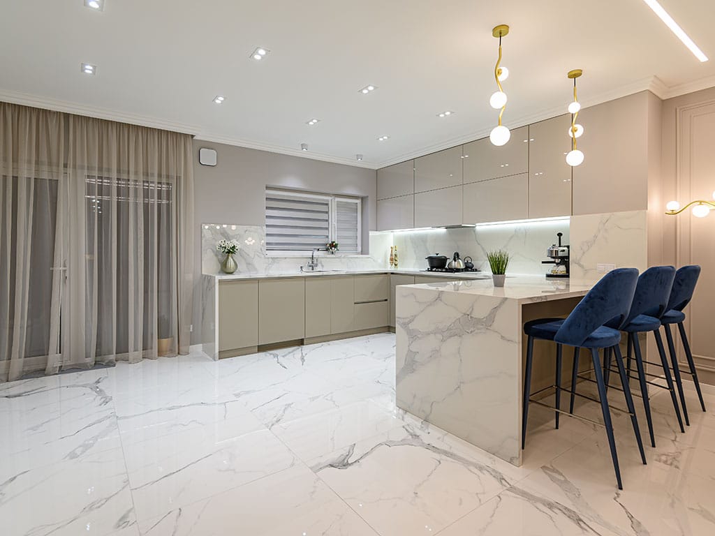 Светлые кухни в современном стиле. Кухня 2024 в светлых тонах. Кухня 2024 в светлых тонах. Современные кухни. Модные современные кухни.