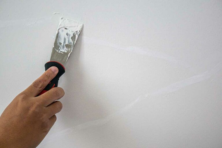 Cómo reparar grietas en la pared